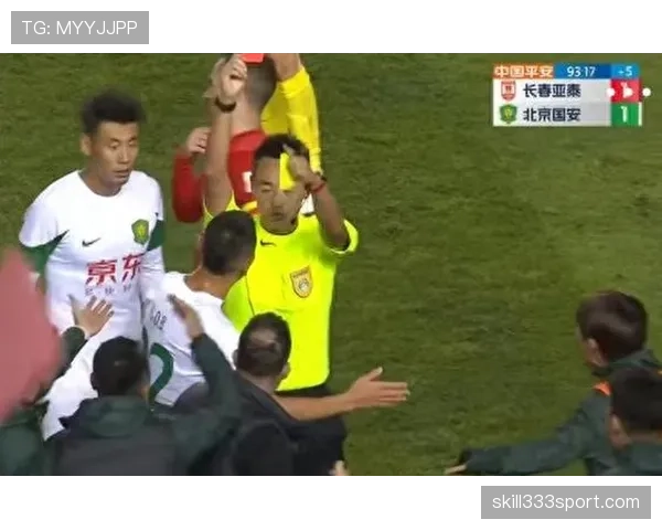 替补席吃红牌,为何教练也被罚下?规则拆解 替补席吃红牌,为何教练也被罚下?规则拆解